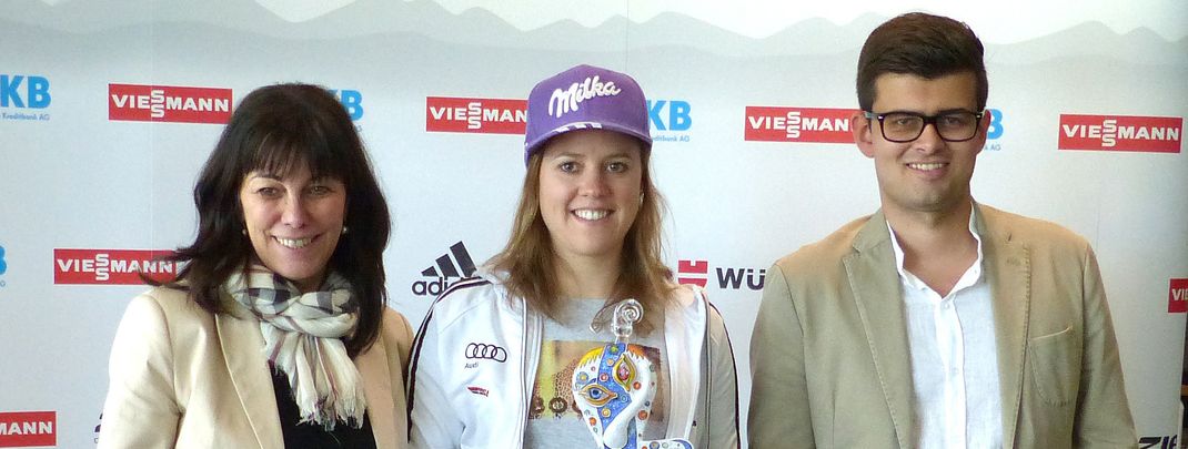 Olympiasiegerin Viktoria Rebensburg (Mitte) zusammen mit Martha und Maximilian Schultz.