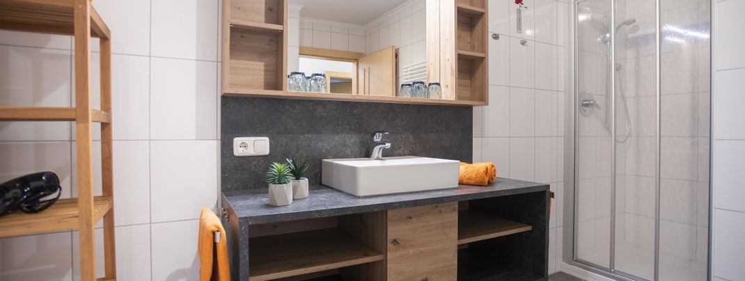 Badezimmer mit Dusche und Badewanne