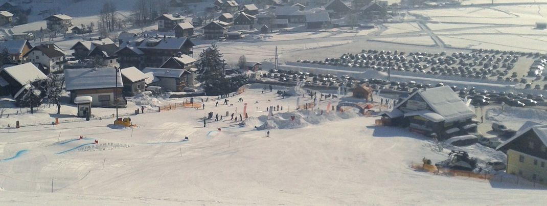 In Gosau vergnügen sich Freestyler im Playground Snowpark