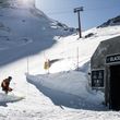 A 265-meter ski tunnel takes you to the Black Wall slope.