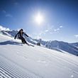 Zwischen Oktober und Juni können Wintersportler am Kaunertaler Gletscher die Pisten hinabbrettern.