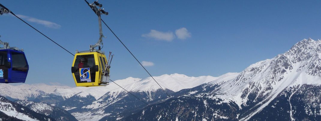 Die Gondelbahn bringt die Skifahrer bequem in das Skigebiet