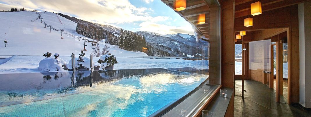 Im obersten Stock des Hotels befindet sich der Rooftop Pool mit direktem Blick auf die Piste.
