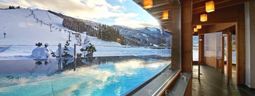 Im obersten Stock des Hotels befindet sich der Rooftop Pool mit direktem Blick auf die Piste.