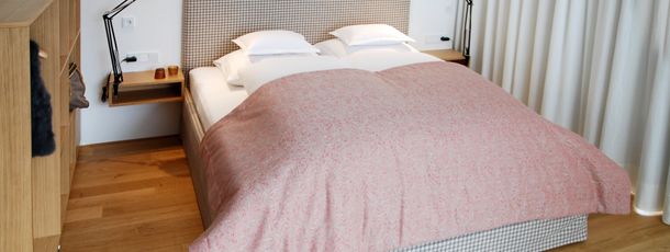 Frisch gemachtes Doppelbett im Haus Arbogast