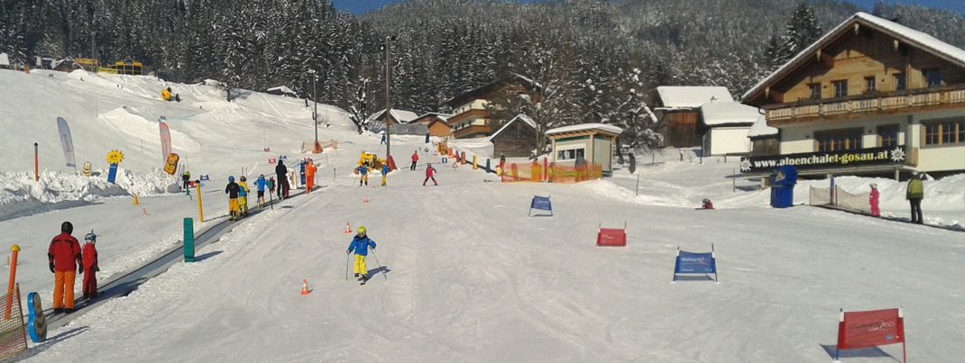 Kindgerecht lernen die Kleinen hier das Skifahren