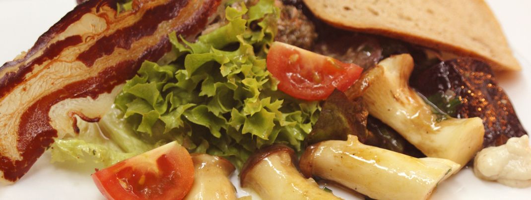 marinierte Kräuterseitlinge auf Blattsalat