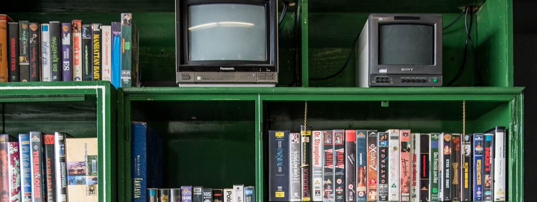 Ungewöhnlich: das 'Fernsehzimmer' mit alten Videokassetten.