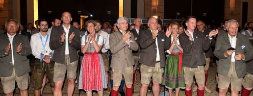 Dass die Konkurrenz stark ist, war von anfang an klar. Die Delegation aus Österreich applaudiert den Franzosen zu ihrem Erfolg.