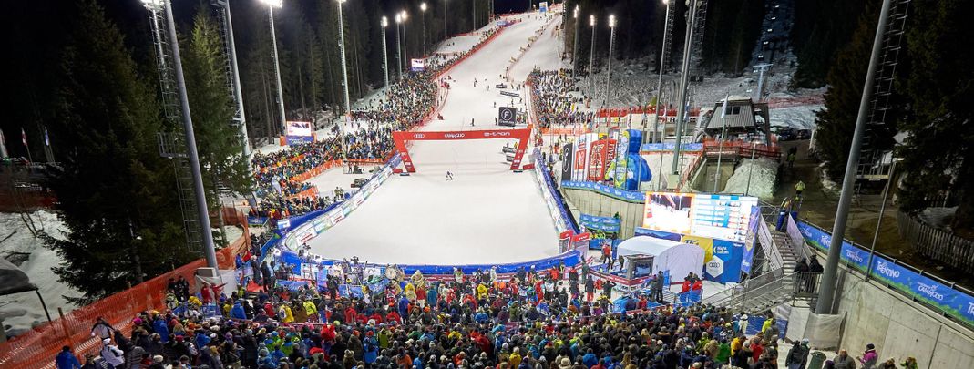 Tausende Zuschauer jubeln auch heuer den Slalomfahrern im Zielstadion von Madonna di Campiglio zu.