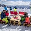 Die Loseralm: Gemütlich beisammen sitzen, hervorragend schmausen und den Traumblick auf das Ausseerland und den Dachstein genießen.