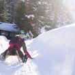 Zwei Rodelbahnen mit insgesamt 8 Rodelkilometern warten auf Wintersportler im Skigebiet Muttereralmpark in Tirol.