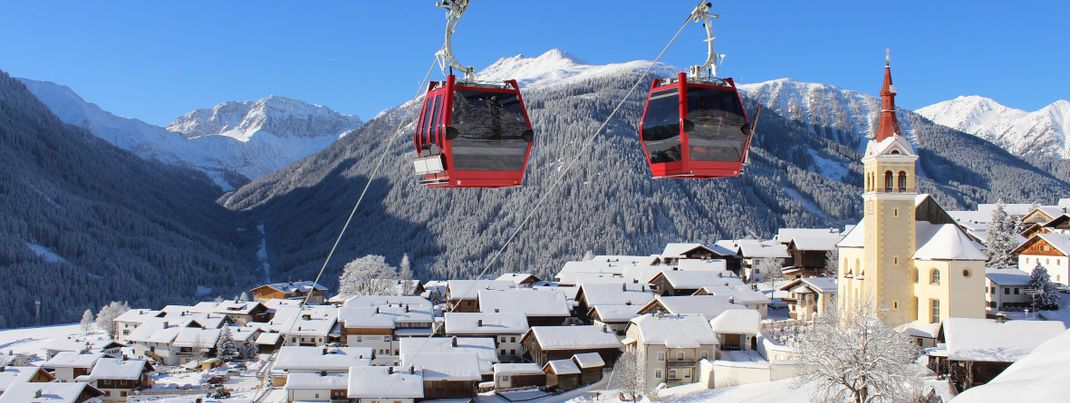 Von Obertilliach bringt die Gondelbahn Golzentipp die Skifahrer und Snowboarder auf den Berg.