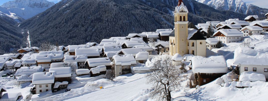 Im traditionellen Haufendorf Obertilliach stehen die Holzhäuser besonders dicht aneinander.