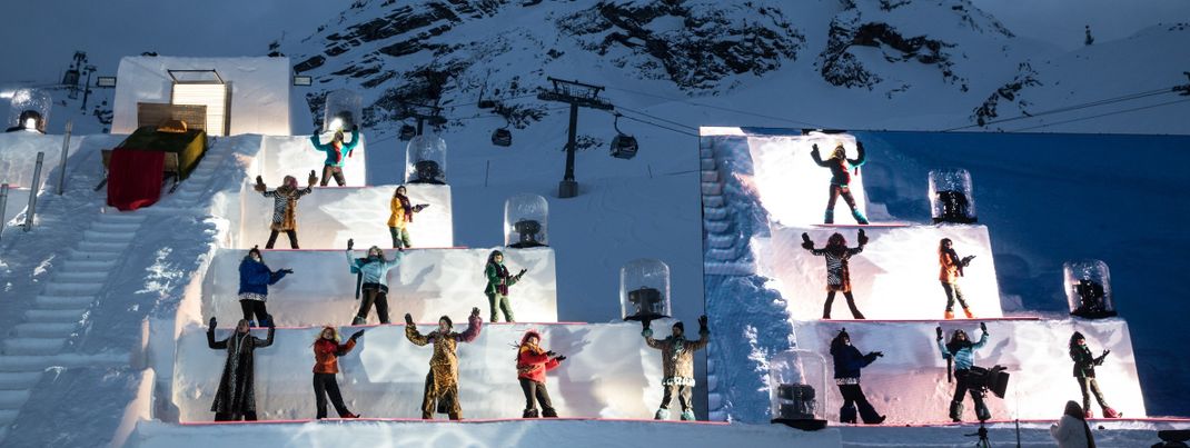 Über 300 Mitwirkende sind beim Gletscherschauspiel mit dabei - von Tänzern, über Skifahrer bis hin zu Fallschirmspringern.