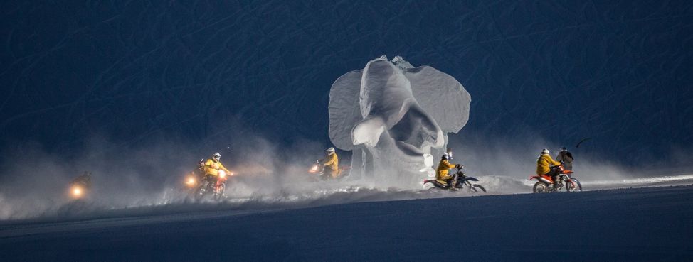From elephants to dancers to motocross riders: the HANNIBAL glacier show in Sölden is nothing short of spectacular.