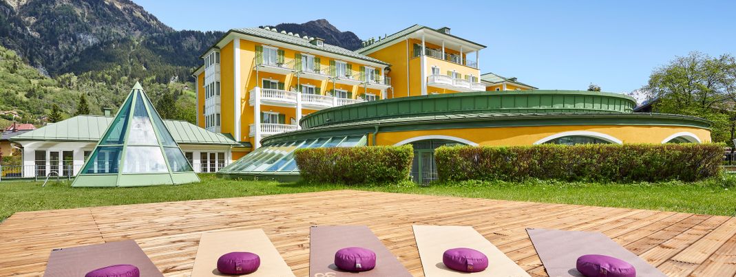 Alpenhaus.Outdoor Yoga Plattform