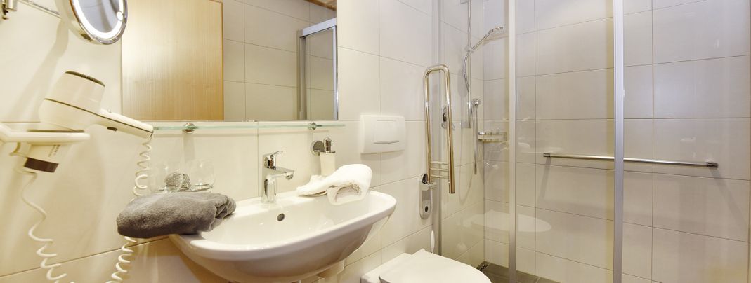 Apart Zimalis in Galtür Tirol bei Ischgl-Paznaun, Badezimmerbeispiel - rollstuhlgerecht
