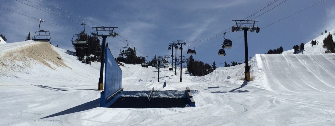Halfpipe, rails and kicker-line in the Main Park