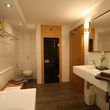 Badezimmer mit Whirlpool-Dusche und Sauna