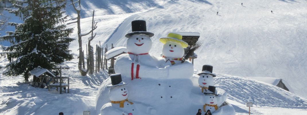 An der Rotwand erwartet die Kinder jeden Winter eine Schneemannfamilie