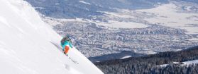 Freeriden mit Sicht auf Innsbruck in der Axamer Lizum
