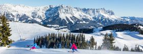 Skifahren mit Blick auf das Bergmassiv Wilder Kaiser