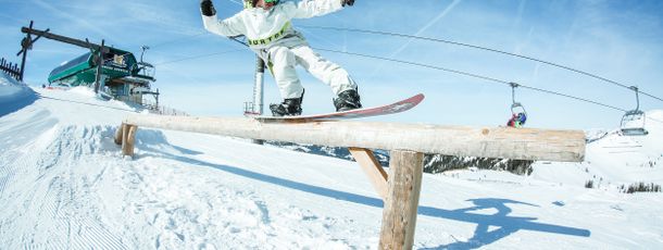 Aus Holz und Schnee sind die Hindernisse in den beiden Snowparks The Stash und Lil'Stash gefertigt.