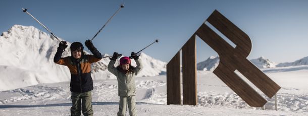 Beliebter Fotospot: Das Logo des Skigebiets Ratschings.