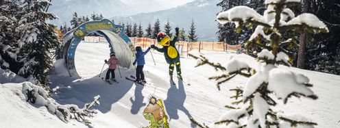 Maskotten Schmidolin feuert die Kids im Drachenpark an.