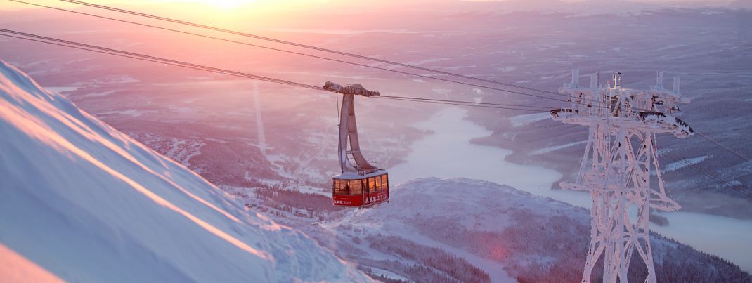 The ski resort is located right by Lake Aresjon.