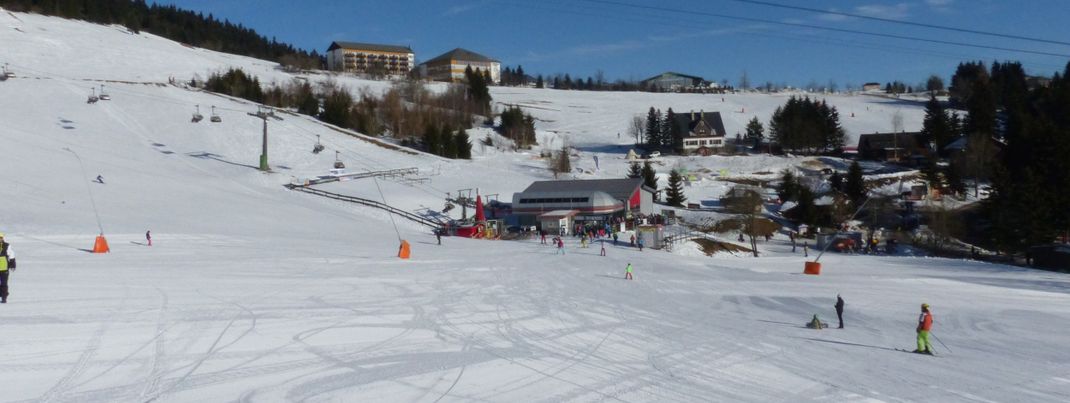 Endlich wieder Skibetrieb: Zuletzt liefen die Lifte in Sachsen im März 2020.