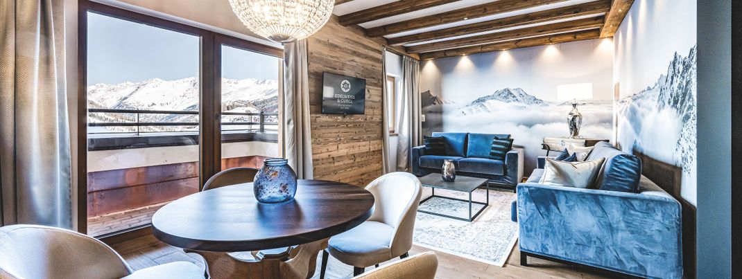 Neben zahlreichen Doppelzimmern gibt es auch mehrere Suiten mit toller Einrichtung und traumhaften Blick in die Berge.