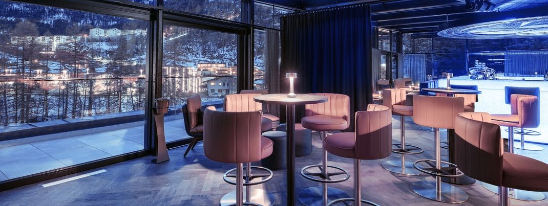 Highlight über den Dächer von Sölden: Die Skybar THE VUE im obersten Stock des Hotels.