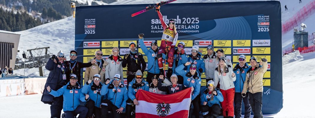 Jubel im ÖSV-Team über die Silbermedaille von Mirjam Puchner.