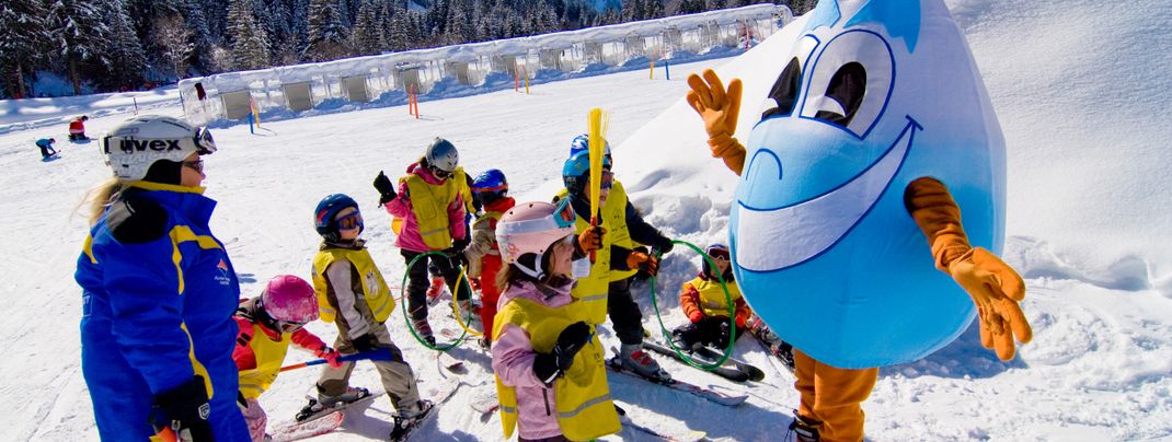 Maskottchen Gasti begleitet die Kinder am Übungshang in Dorfgastein.