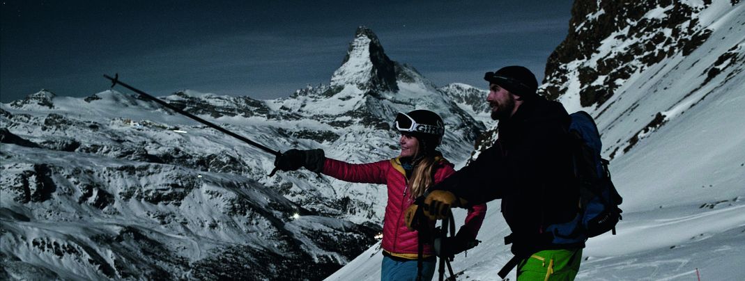 Bei einer Mondscheinabfahrt am Rothorn genießt du die Pisten im romantischen Abendlicht.