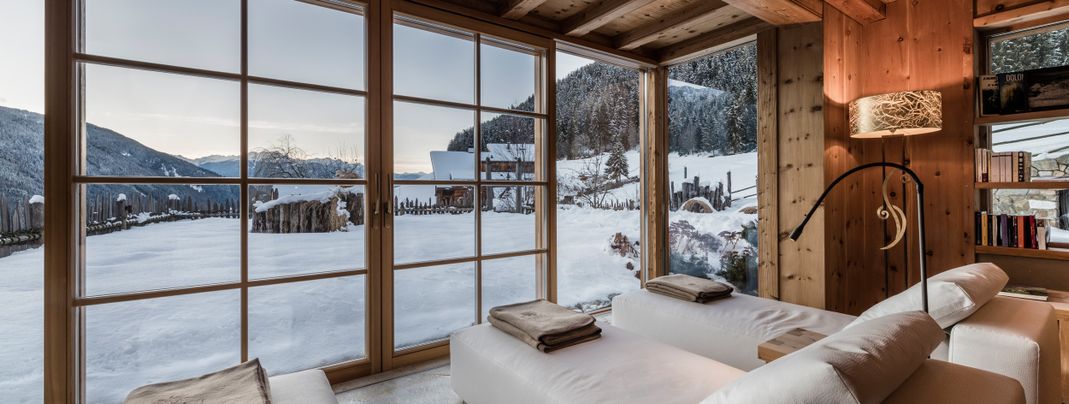 Entspannen vor verschneiter Bergkulisse im Naturellness®Spa