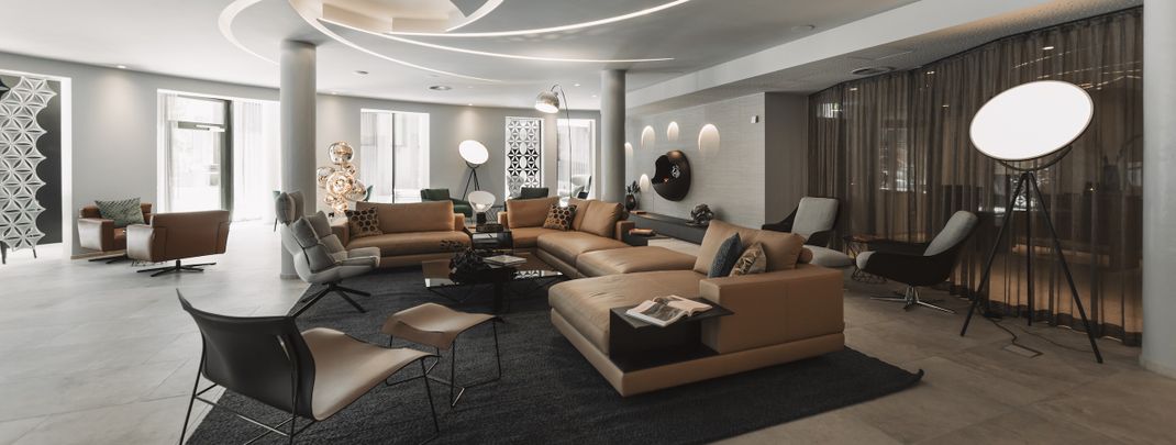 Die Lobby mit mehreren Sitzmöglichkeiten.