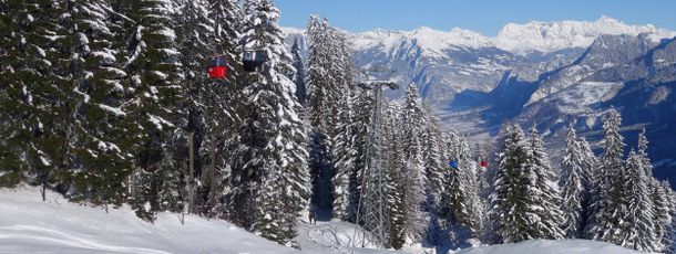 Gondelbahn 2. Sektion mit Winterwanderweg und Aussicht