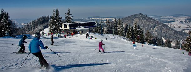 Mit seinen vielen blauen und roten Pisten ist das Skigebiet perfekt für Familien.