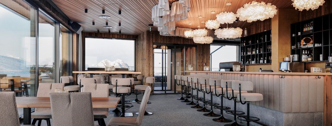 Tolle moderne Einrichtung in der Skylounge Wolke 7 in der Bergstation der neuen Kieserlbahn.