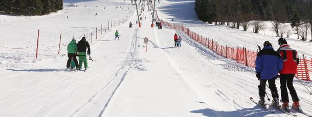Ein Doppelschlepplift befördert Wintersportler in Lunz am See auf den 1.030 Meter hohen Maiszinken in Niederösterreich.