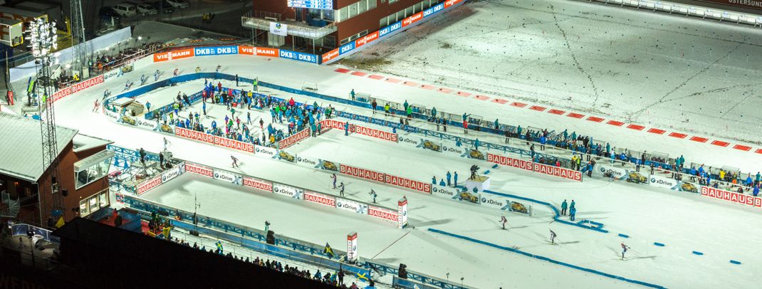 Die Rennen in Östersund finden großteils unter Flutlicht statt.