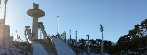 Sobald die Sonne am späten Nachmittag untergeht, starten an der Sprunganlage für die Flutlichtspringen gegen 21.30 Uhr.