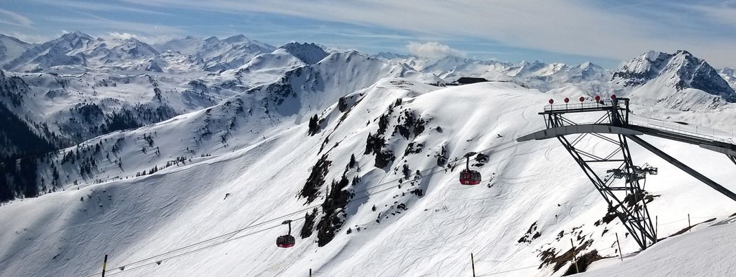 Moderne Lifte wie die 3S bringen Skifahrer bergwärts