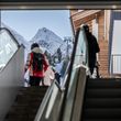 Mit der Rolltreppe aus dem Skikeller zur Piste