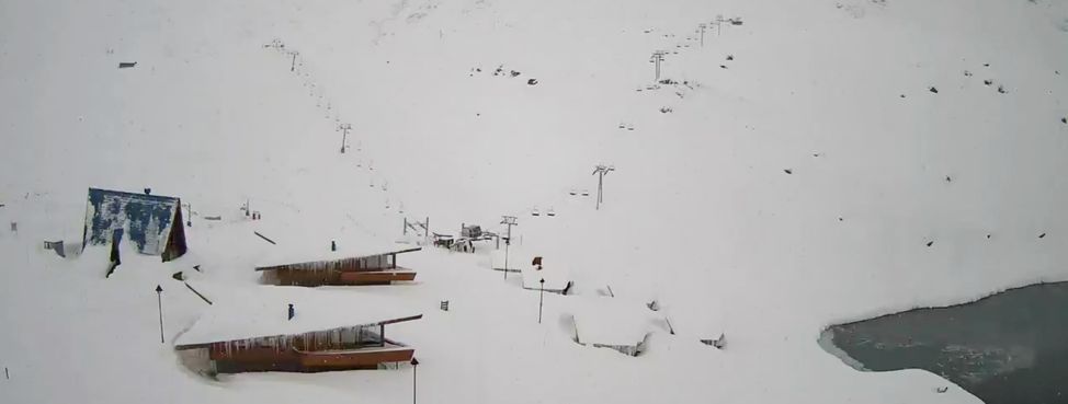 Nichts geht mehr im Skigebiet von Portillo. Der heftige Schneesturm hat den Skibetrieb samt Zufahrtsstraßen lahm gelegt.