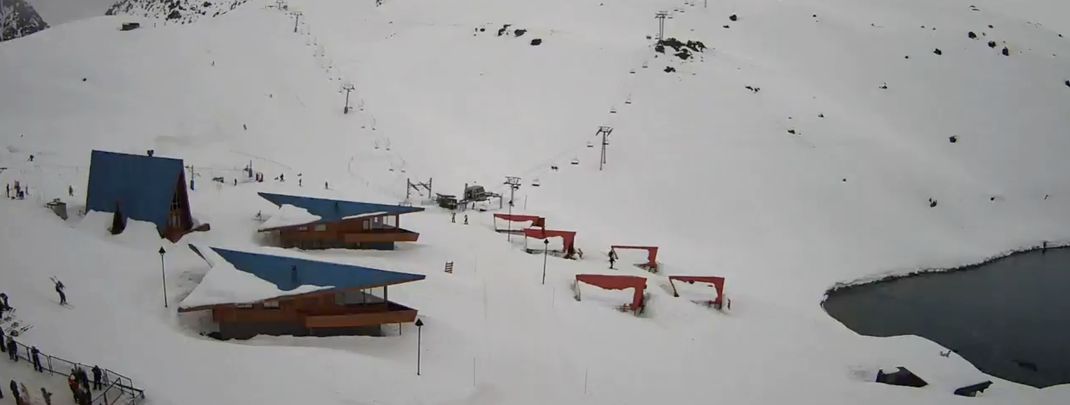 An impressive 270 cm of snow still blankets Portillo in Chile, where the ski season runs until 11 October.