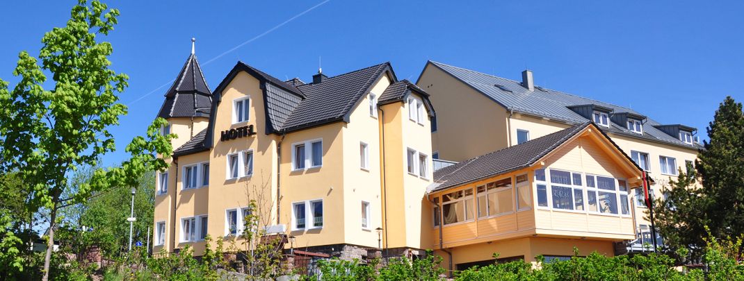 Schlossberghotel Oberhof, Ansicht von außen im Sommer